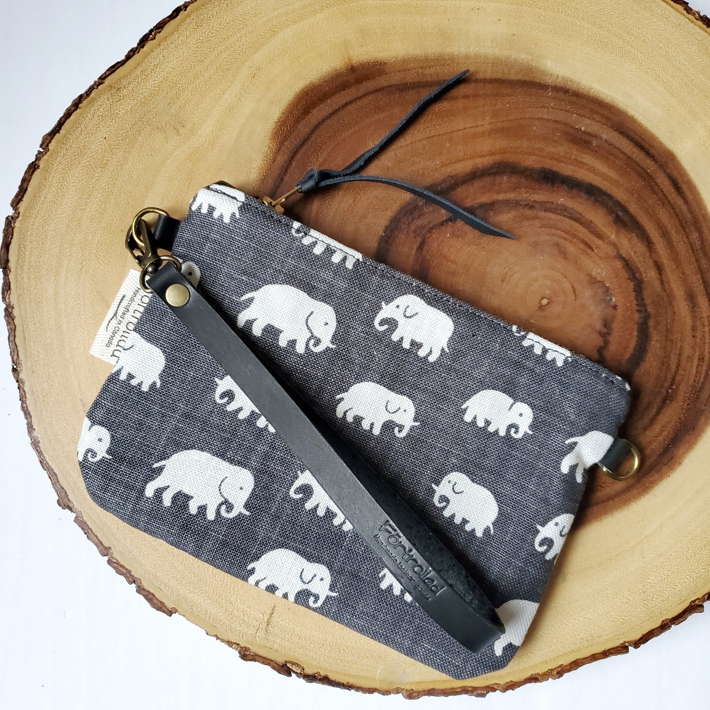 Hlin elephant clutch