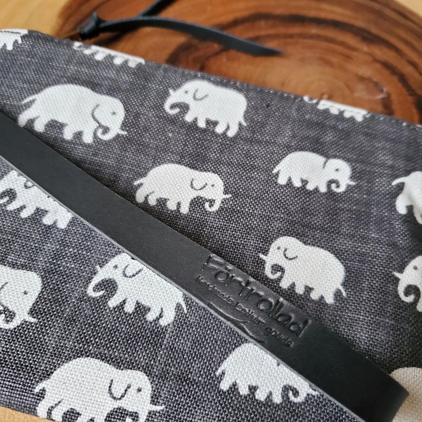 Hlin elephant clutch