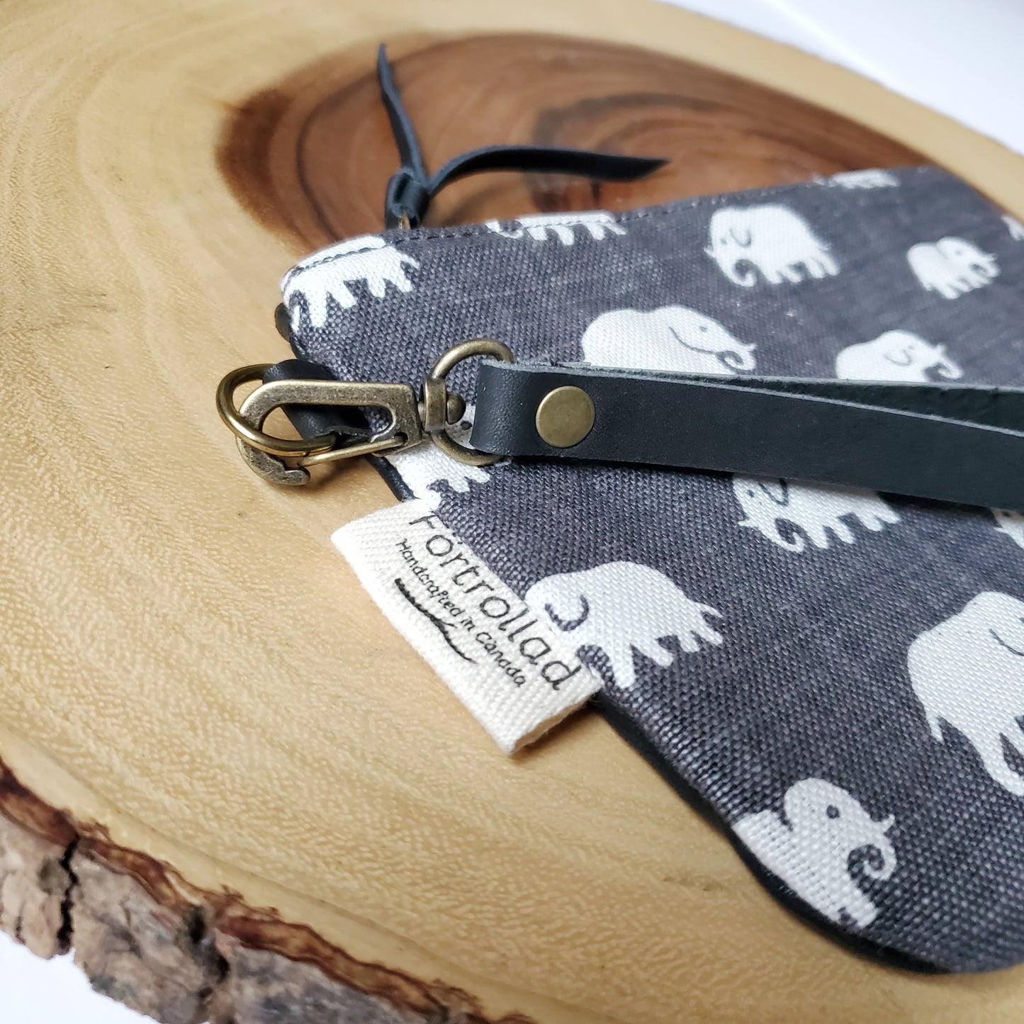 Hlin elephant clutch