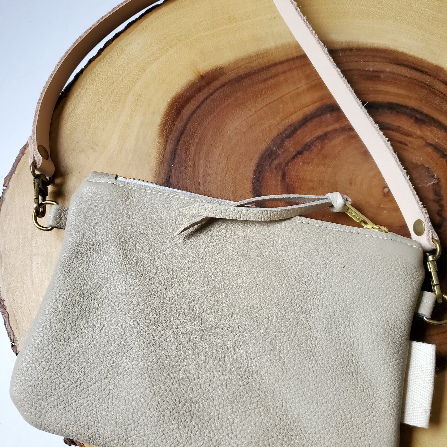 Hlin elephant clutch