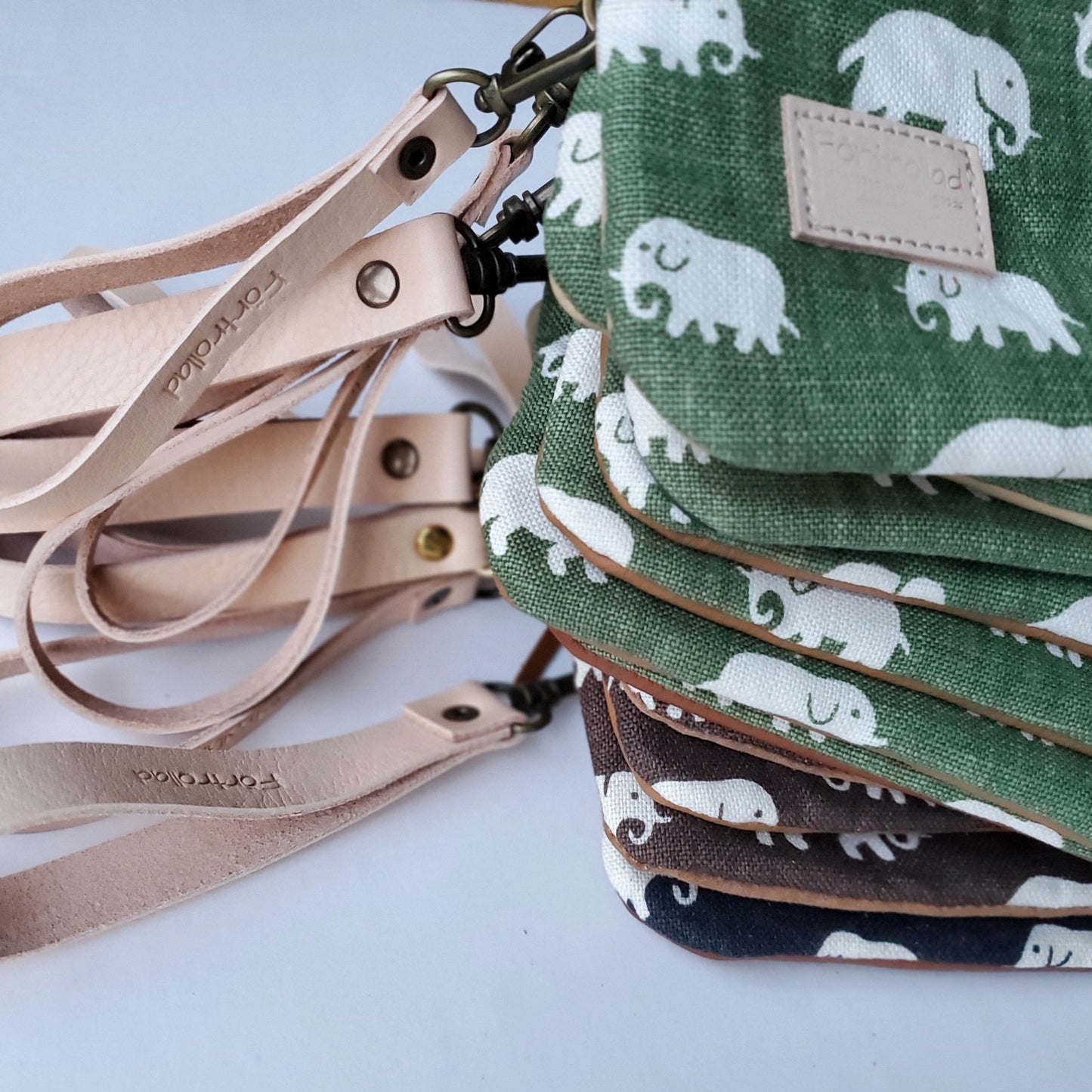 Hlin zippered pouch with wrist strap - chocolate
