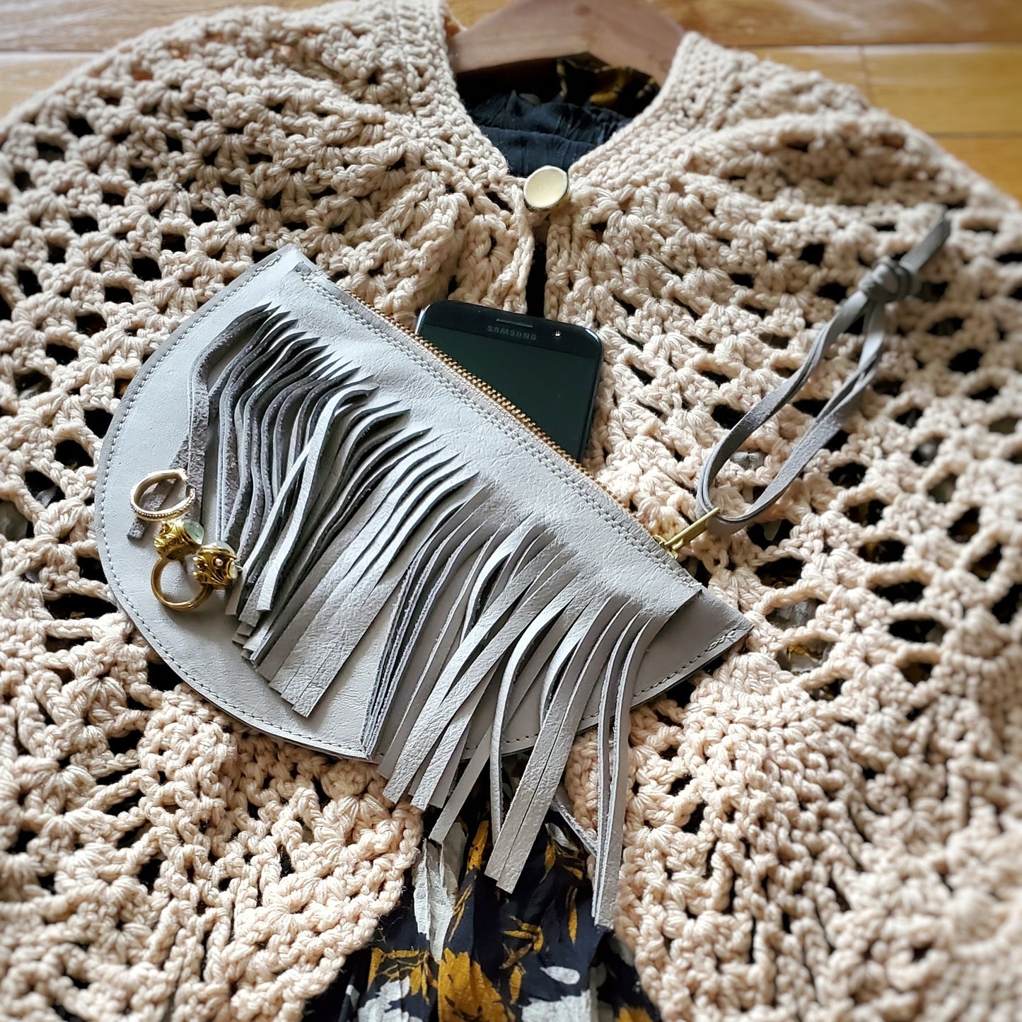 Luna fringe clutch - sand